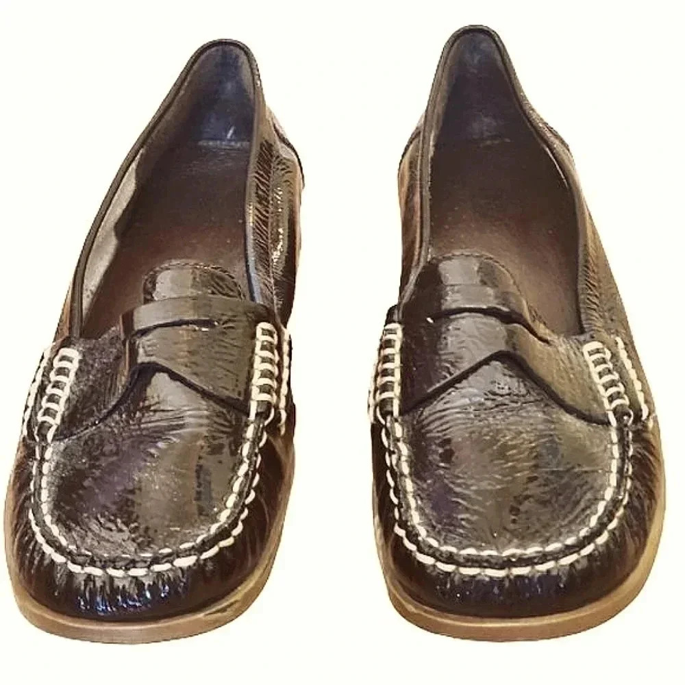 BASS "Freeway"  dark brown loafers with white stitching 1" heel Size 7